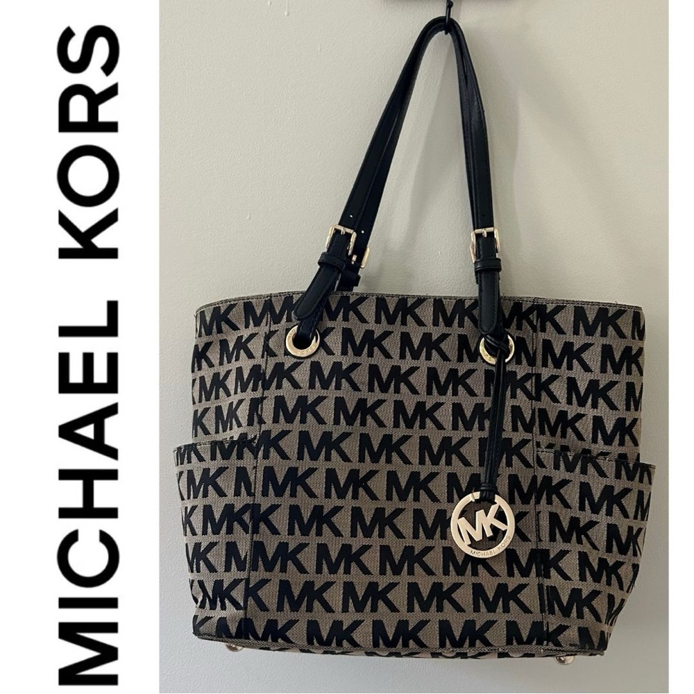 Large Michael Kors purse with side pockets, and three inner compartments, GUC